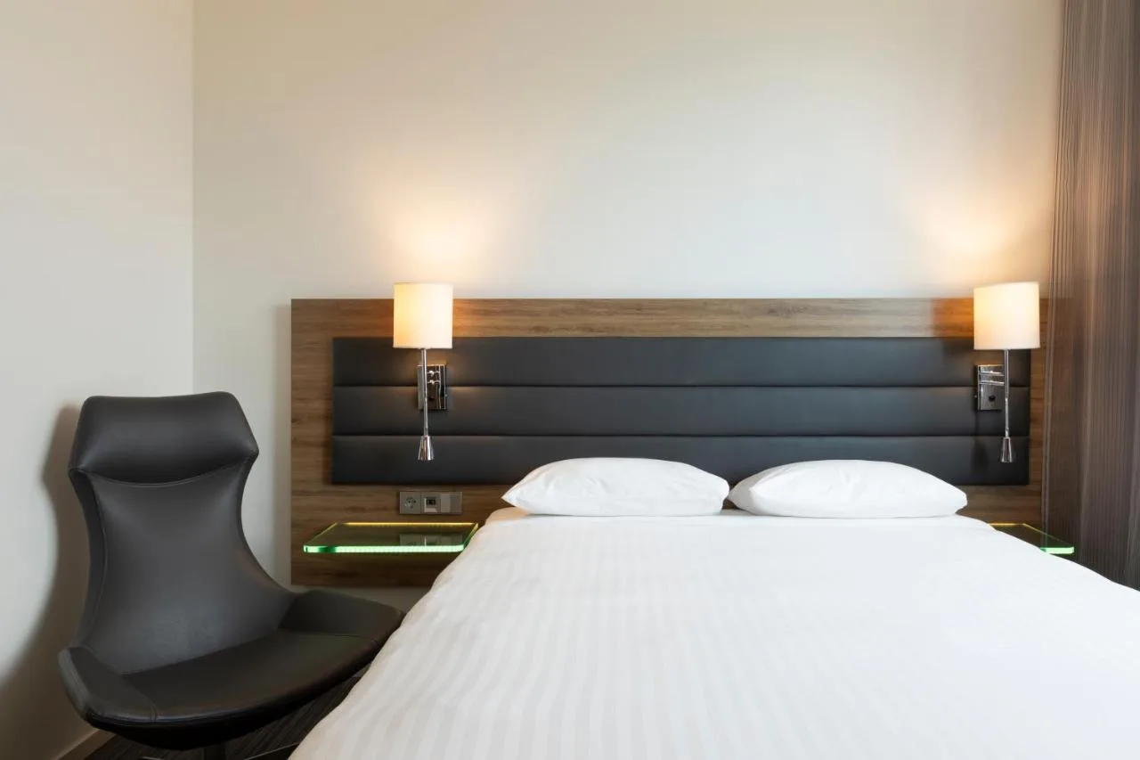 Moxy Glasgow Style Queen Room with City View